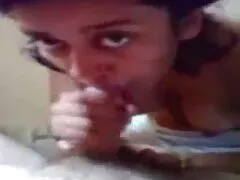Giovane bruna felice di accarezzare la sua figa rosa e allo stesso tempo catturare video film erotici italiani l'orgasmo