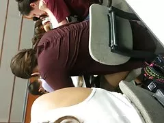 Con il seno nudo, carino bella sdraiata sul letto video erotici anni 80