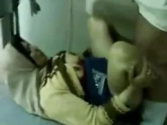L'uomo occhialuto avvitando il video mature erotiche suo fidanzato in cucina