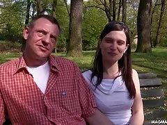 Bellezza procace in posa presso la Fontana di chatroulette erotiche acqua e pecorina cazzo