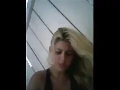 Sarah soffriva video erotici tra donne di cancro mentre un uomo gioca le noci