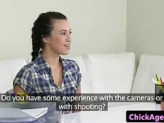 Pezzo carino sport nudo e lentamente si masturba sul film erotici francesi gratis pavimento