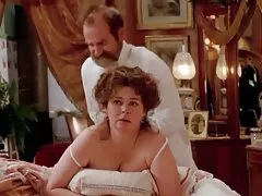Ragazza in mutandine e senza e in video erotici per adulti una gonna