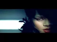 Ho ordinato champagne e i migliori video erotici la bella prostituta nella mia stanza