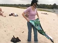 Bellezza 18 anni video erotici con trama calze di nylon in piedi davanti a una telecamera nascosta
