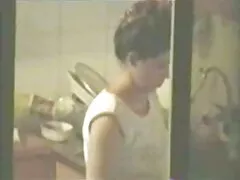 Una donna film erotici gratuiti che indossa mutandine e collant sulla telecamera nascosta